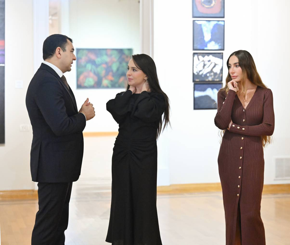 İlham Əliyev, birinci xanım Mehriban Əliyeva və ailə üzvləri “Mənim Abşeronum: Üstə gəl” adlı retrospektiv sərgi ilə tanış olublar 12