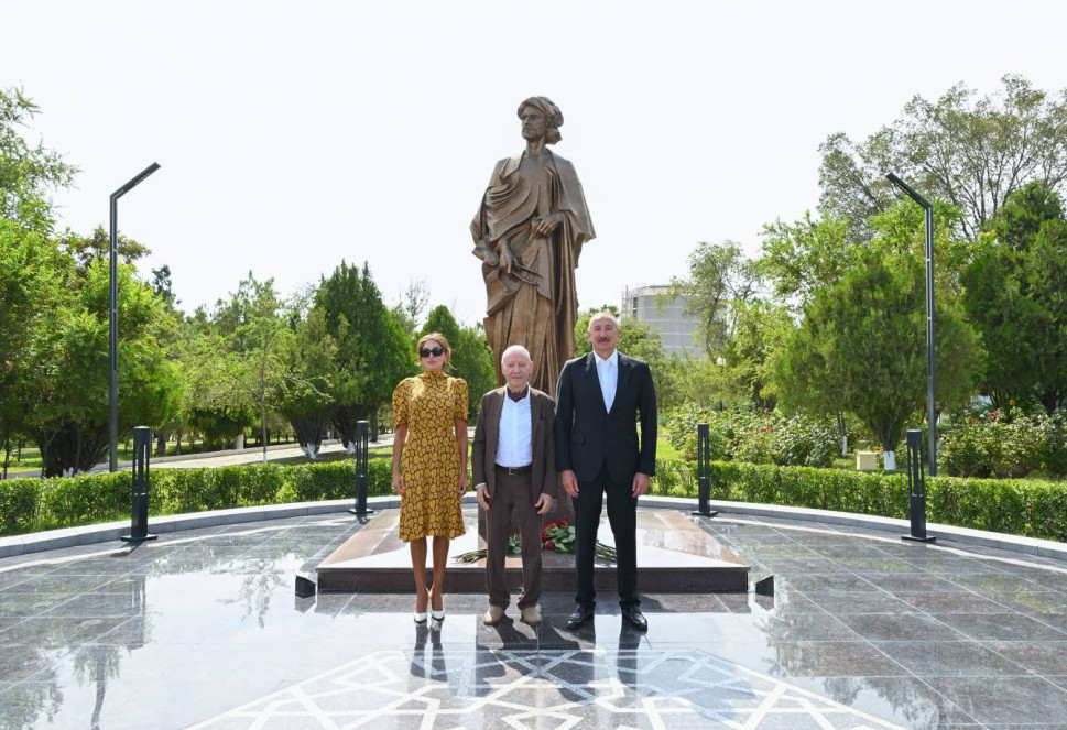 İlham Əliyev Naxçıvan şəhərindəki “Əcəmi seyrangahı” istirahət kompleksində memar Əcəmi Naxçıvaninin abidəsinin açılışında iştirak edib