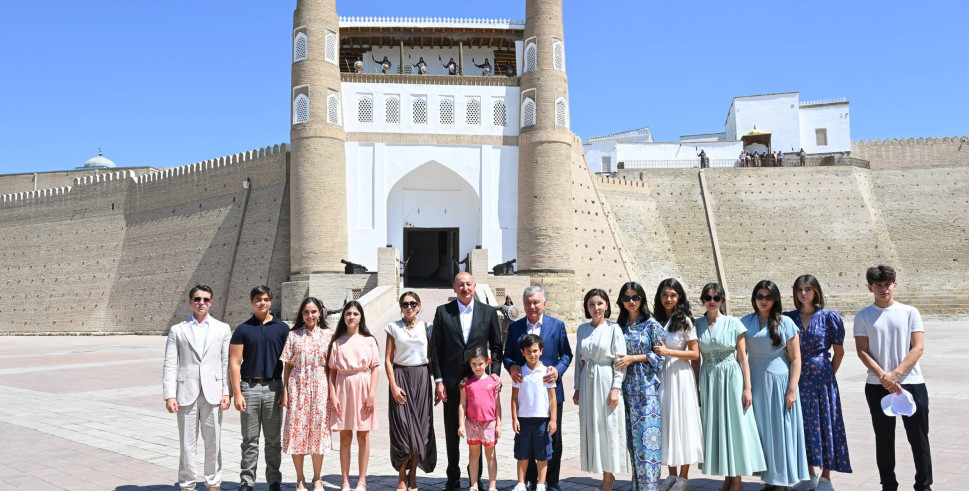 İlham Əliyev, birinci xanım Mehriban Əliyeva, Özbəkistan Prezidenti Şavkat Mirziyoyev, birinci xanım Ziroatxon Mirziyoyeva və ailə üzvləri Buxara şəhərində “Ark” qalası ilə tanış olublar