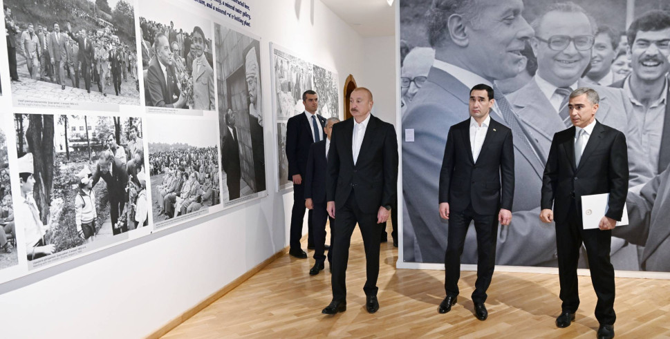 Azərbaycan və Türkmənistan prezidentləri Şuşada Heydər Əliyev Fondu tərəfindən bərpa edilən Yaradıcılıq Mərkəzində “Heydər Əliyev və Qarabağ” sərgisi ilə tanış olublar