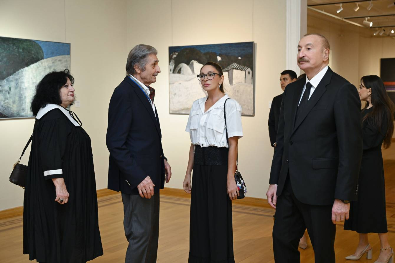İlham Əliyev, birinci xanım Mehriban Əliyeva və ailə üzvləri “Mənim Abşeronum: Üstə gəl” adlı retrospektiv sərgi ilə tanış olublar 17