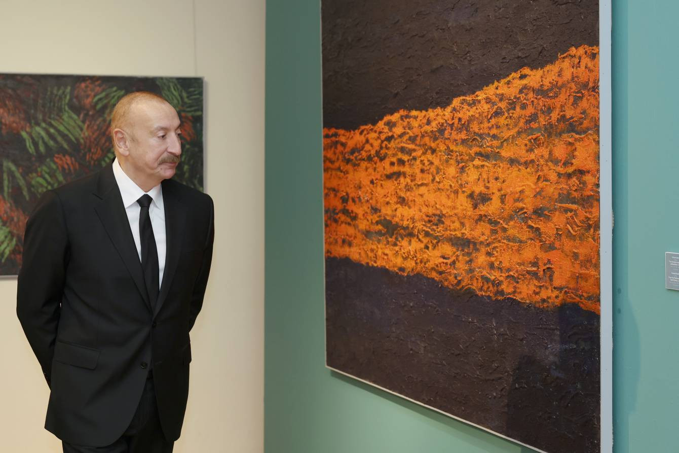 İlham Əliyev, birinci xanım Mehriban Əliyeva və ailə üzvləri “Mənim Abşeronum: Üstə gəl” adlı retrospektiv sərgi ilə tanış olublar 18
