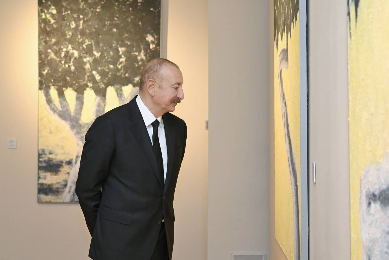 İlham Əliyev, birinci xanım Mehriban Əliyeva və ailə üzvləri “Mənim Abşeronum: Üstə gəl” adlı retrospektiv sərgi ilə tanış olublar 15